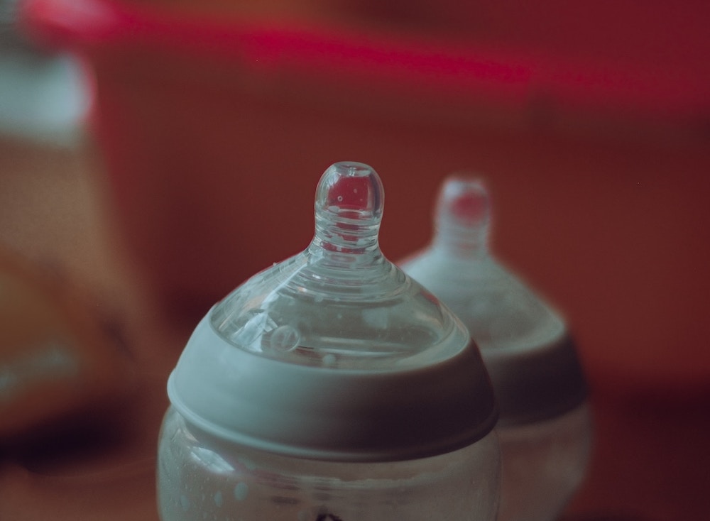 Biberon in vetro o biberon in plastica: quale scegliere per il tuo bambino?