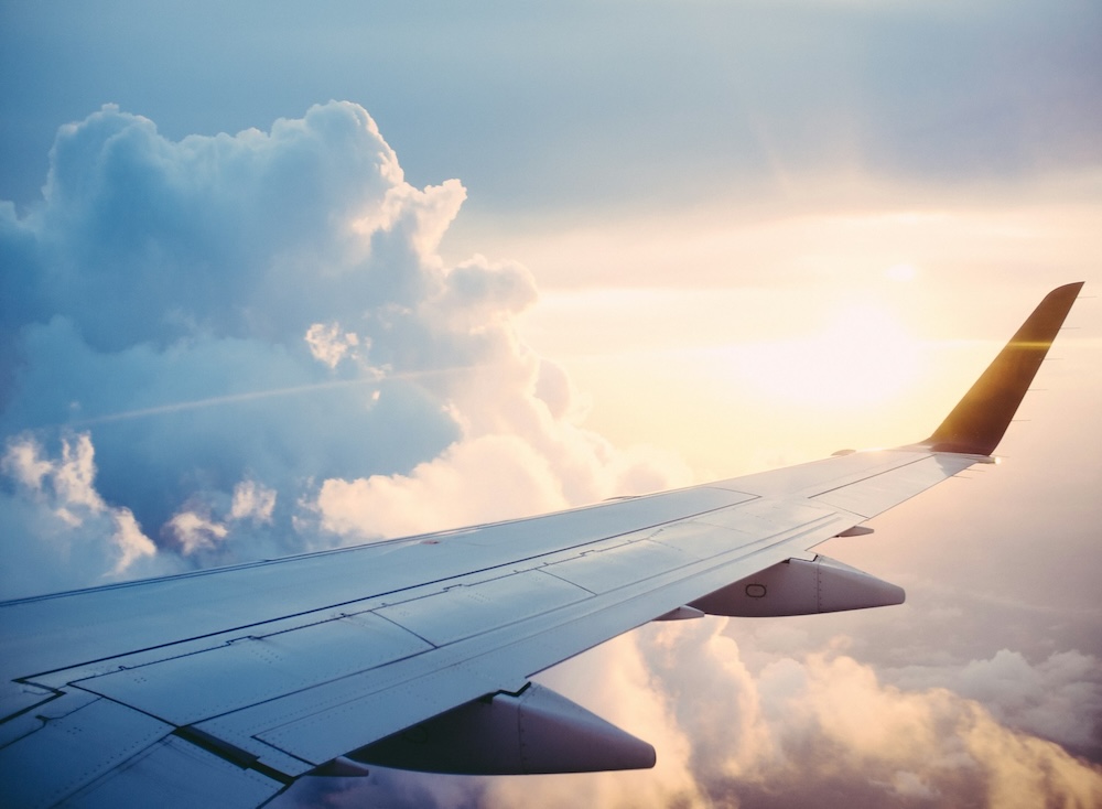 L'eleganza in movimento: outfit comodi e stilosi per affrontare viaggi lunghi in treno o aereo